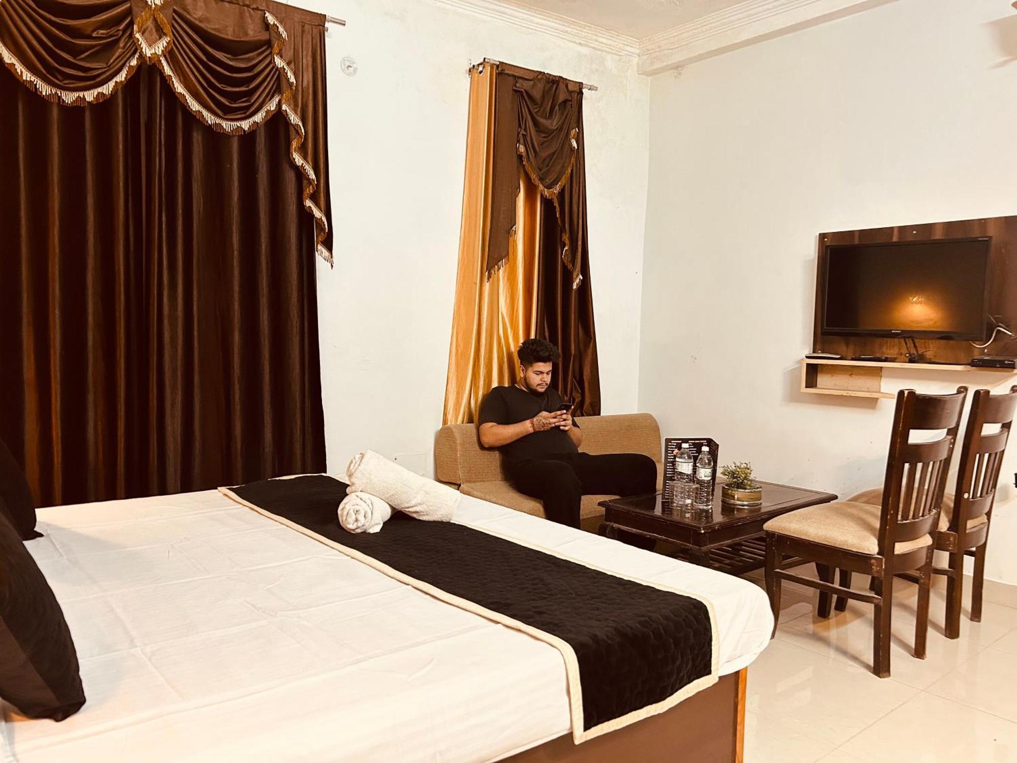 The For You Hotel & Restaurant Rishīkesh Eksteriør bilde